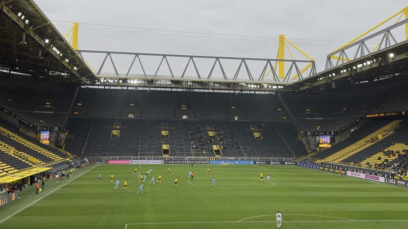 Westfalenstadion Dortmund: Blick auf dunkelgraue Ränge, die ansonsten die "gelbe Wand" sind