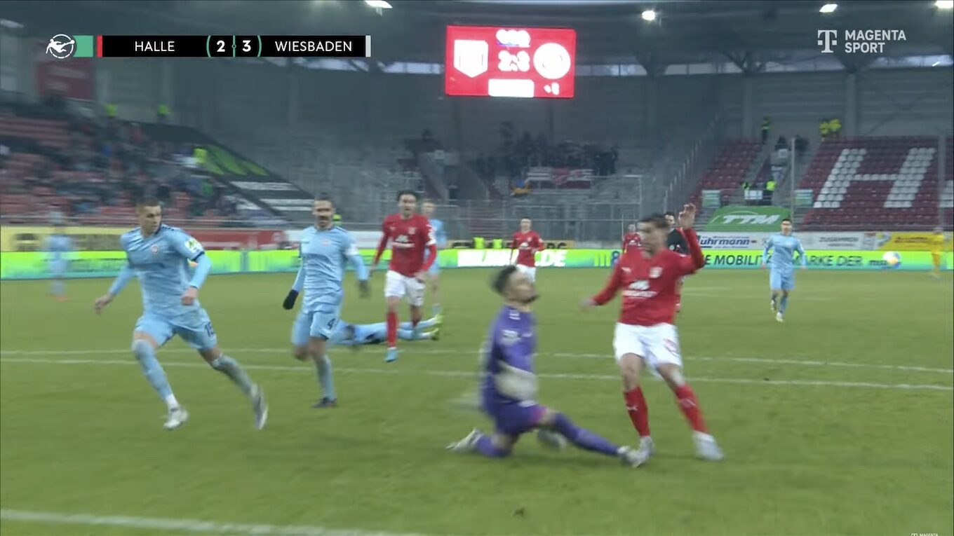 Screenshot aus dem Spiel Hallescher FC - SVWW: Torwart Lyska rettet in der Nachspielzeit gegen Bolyki.
