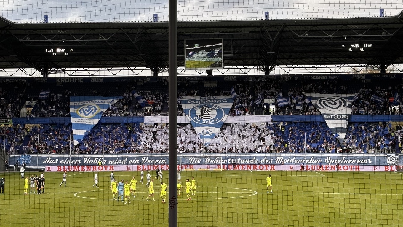 Choreo der Duisburger Fans vor dem Spiel MSV gegen SVWW am 22.04.23