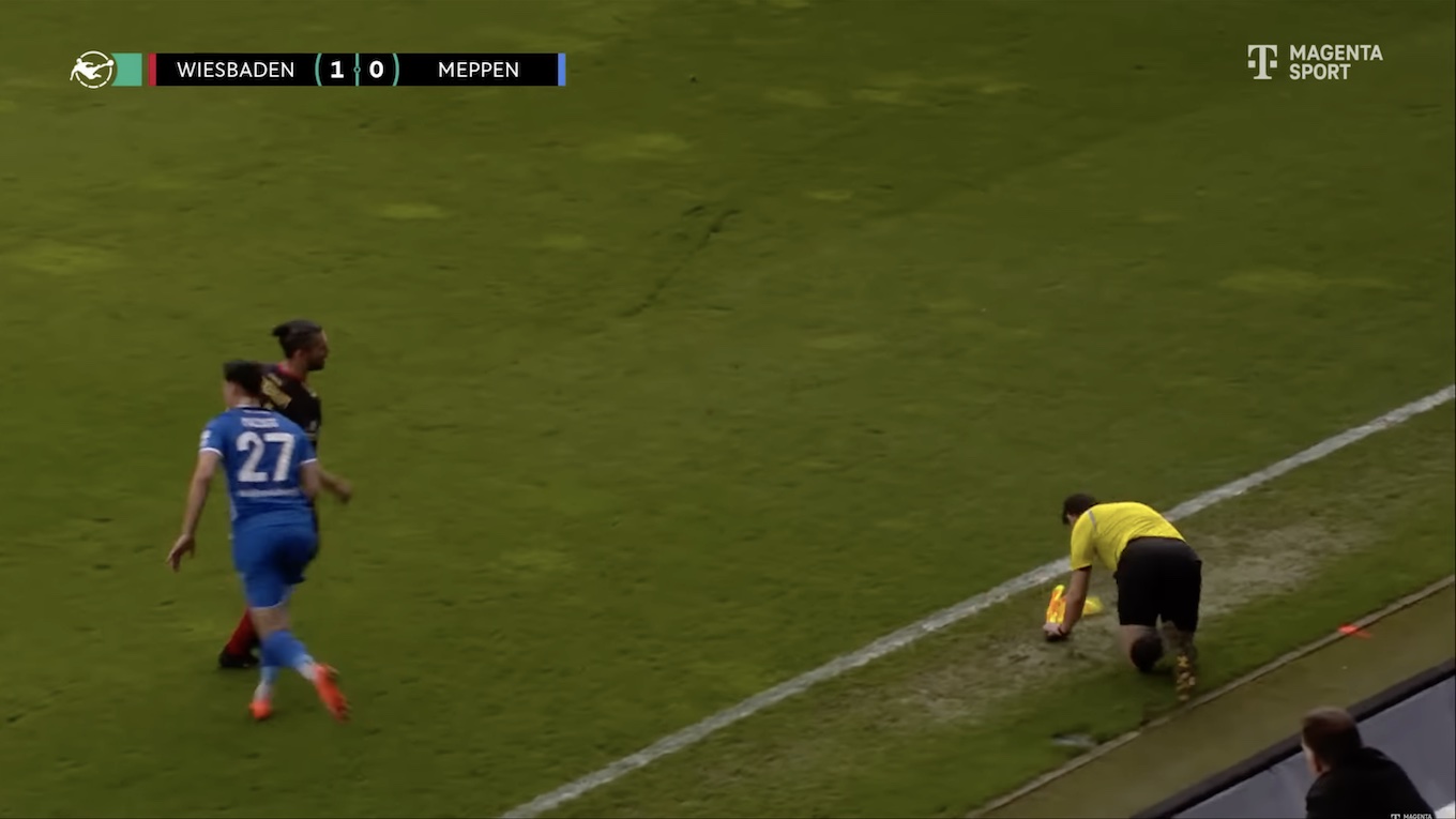 Schiedsrichterassistent knickt im Spiel SVWW gegen SV Meppen um.