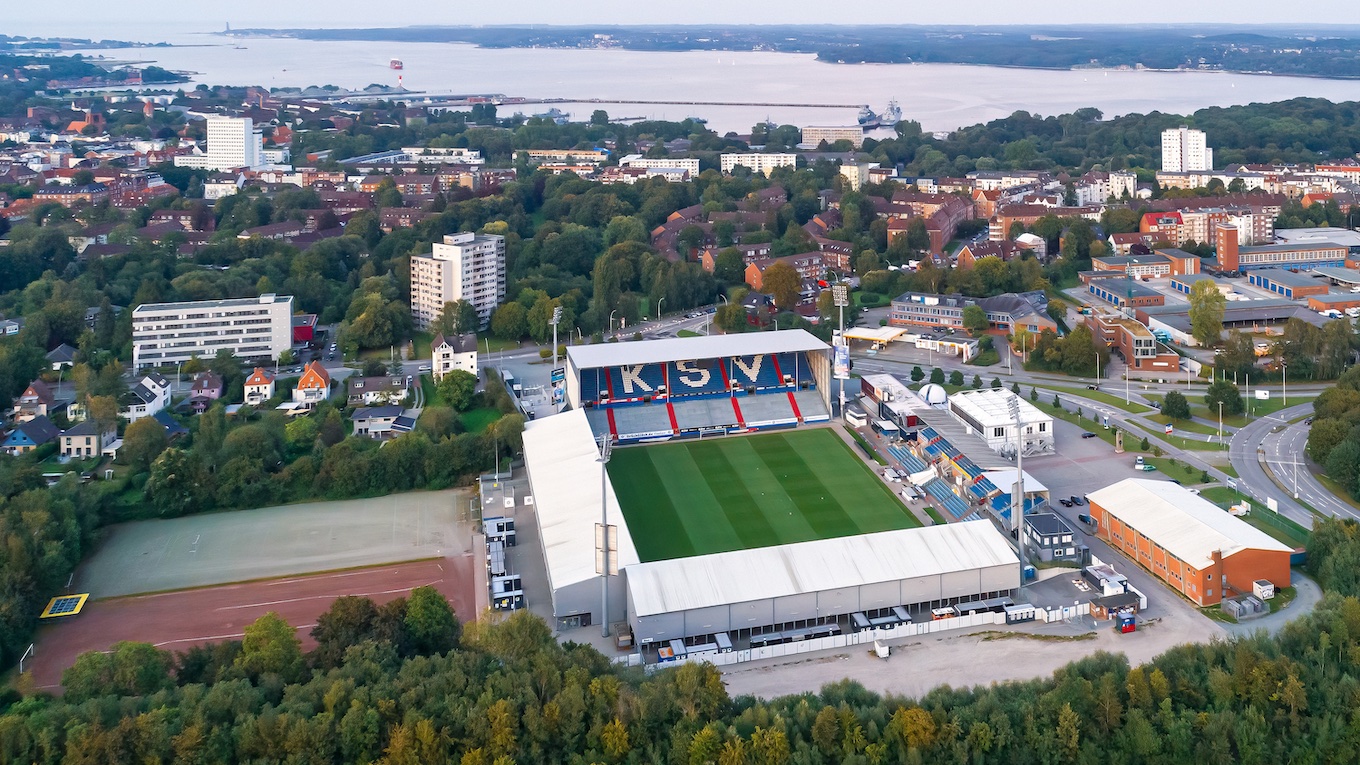 Holstein-Stadion, Von Ichwarsnur - Eigenes Werk, CC BY-SA 4.0, https://commons.wikimedia.org/w/index.php?curid=99512724