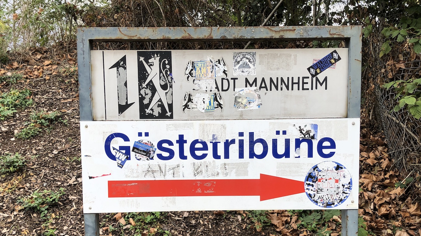 Carl-Benz-Stadion Mannheim, Wegweiser zum Gästeblock