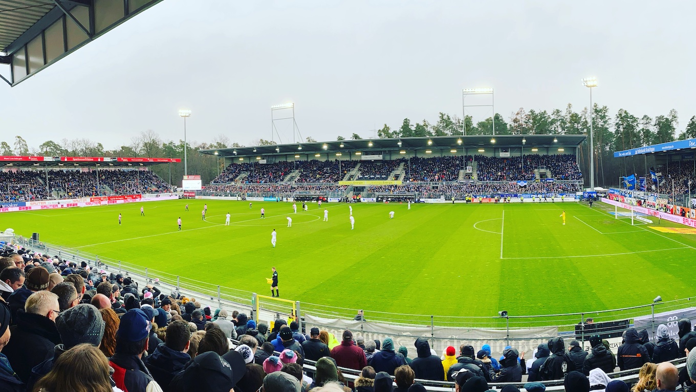 Hardtwaldstadion, von Swo73/Wikipedia, https://commons.wikimedia.org/w/index.php?curid=128458795