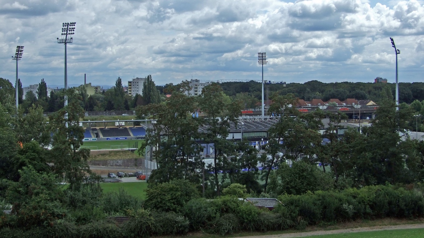Stadion am Bornheimer Hang, Von Dontworry/Wikipedia, https://commons.wikimedia.org/w/index.php?curid=7387971