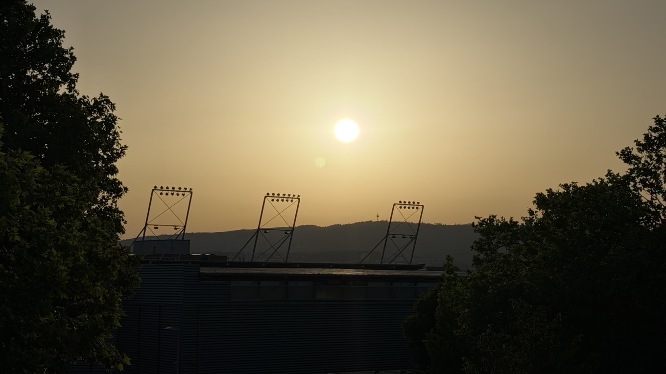 Sonnenuntergang über der Brita-Arena